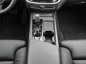 Volvo  B4 AWD Plus 'Pano LED