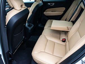 Volvo  B4 AWD Plus Dark AHK Pano Harman/Kardon