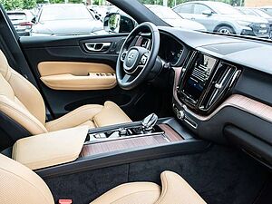 Volvo  B4 AWD Plus Dark AHK Pano Harman/Kardon