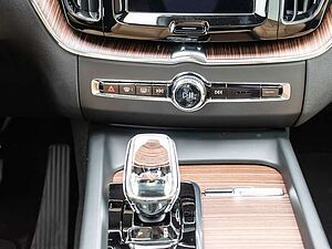 Volvo  B4 AWD Plus Dark AHK Pano Harman/Kardon