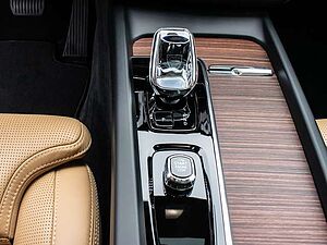 Volvo  B4 AWD Plus Dark AHK Pano Harman/Kardon