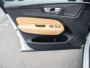 Volvo  B4 AWD Plus Dark AHK Pano Harman/Kardon