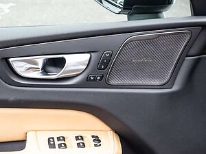 Volvo  B4 AWD Plus Dark AHK Pano Harman/Kardon