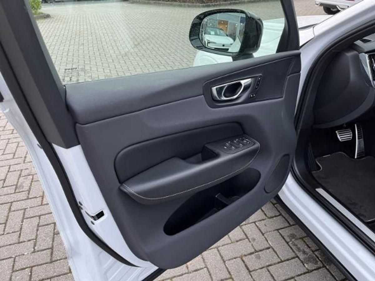 Volvo  R Design T8 AWD PHEV AHK Panorama uvm.