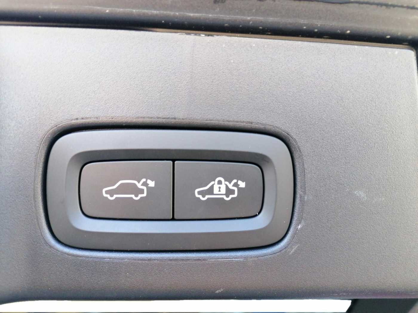 Volvo  Plus Dark Recharge AWD T8 Navi, Panodach, AHK, L