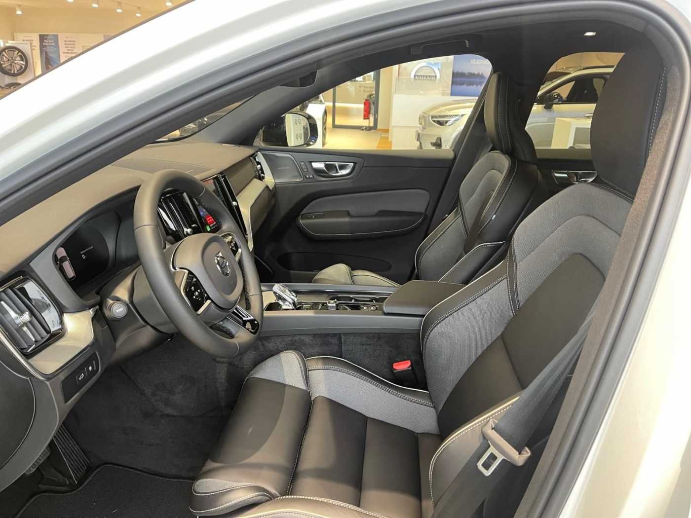 Volvo  Plus Dark T6 AWD 360° H/K AHK TH-LED