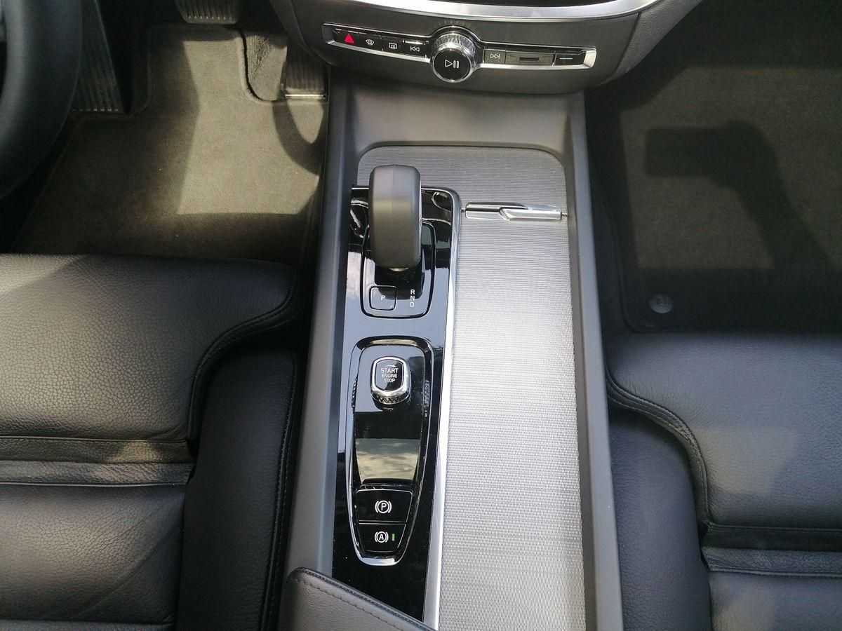 Volvo  B4 MildHybrid Plus Dark 360° PANO AHK TH-LED