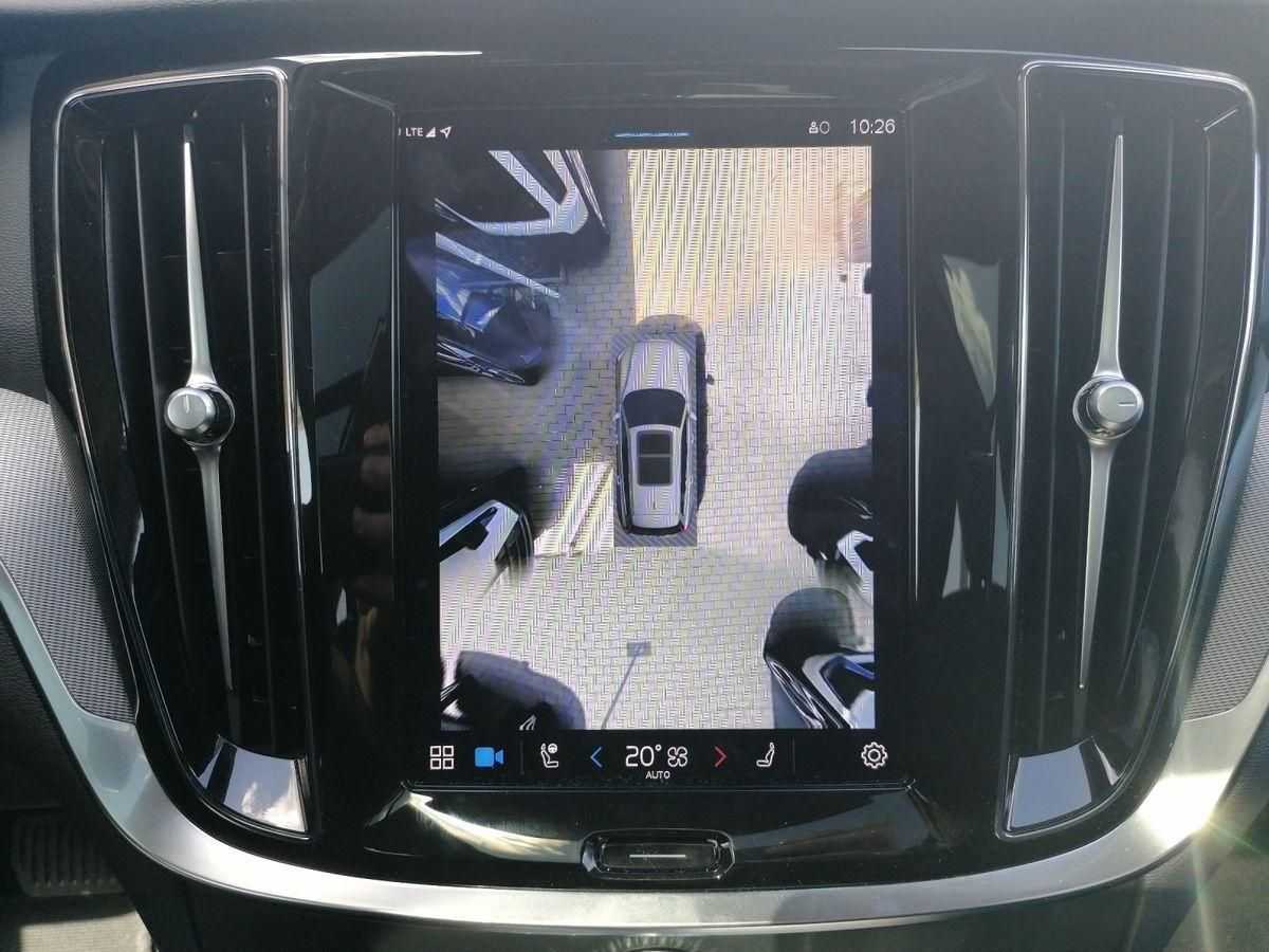 Volvo  B4 MildHybrid Plus Dark 360° PANO AHK TH-LED