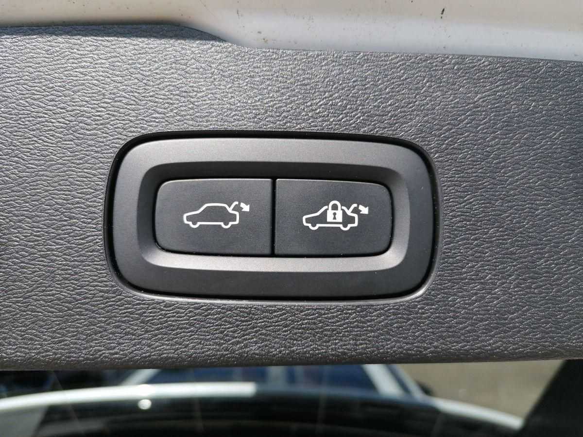 Volvo  B4 MildHybrid Plus Dark 360° PANO AHK TH-LED