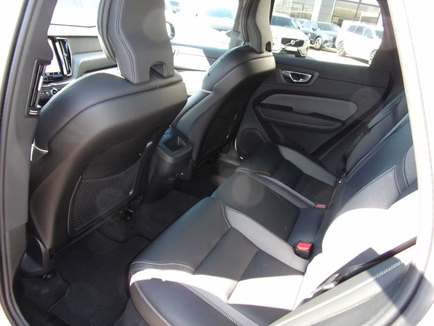 Volvo  B4 Plus Dark 2WD