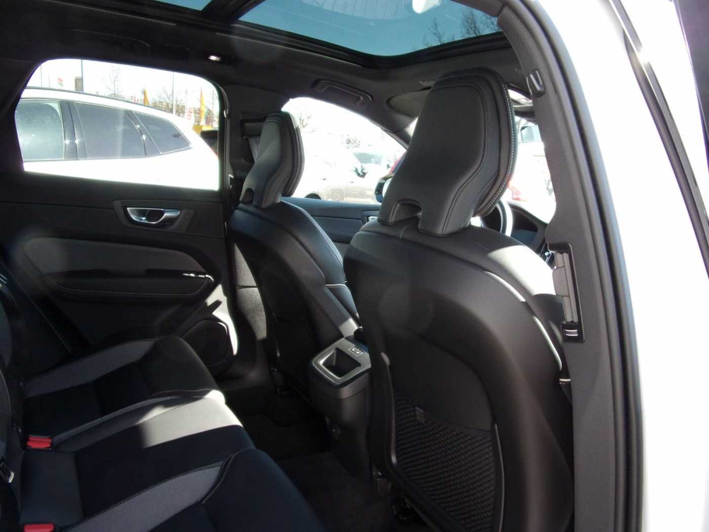 Volvo  B4 Plus Dark 2WD
