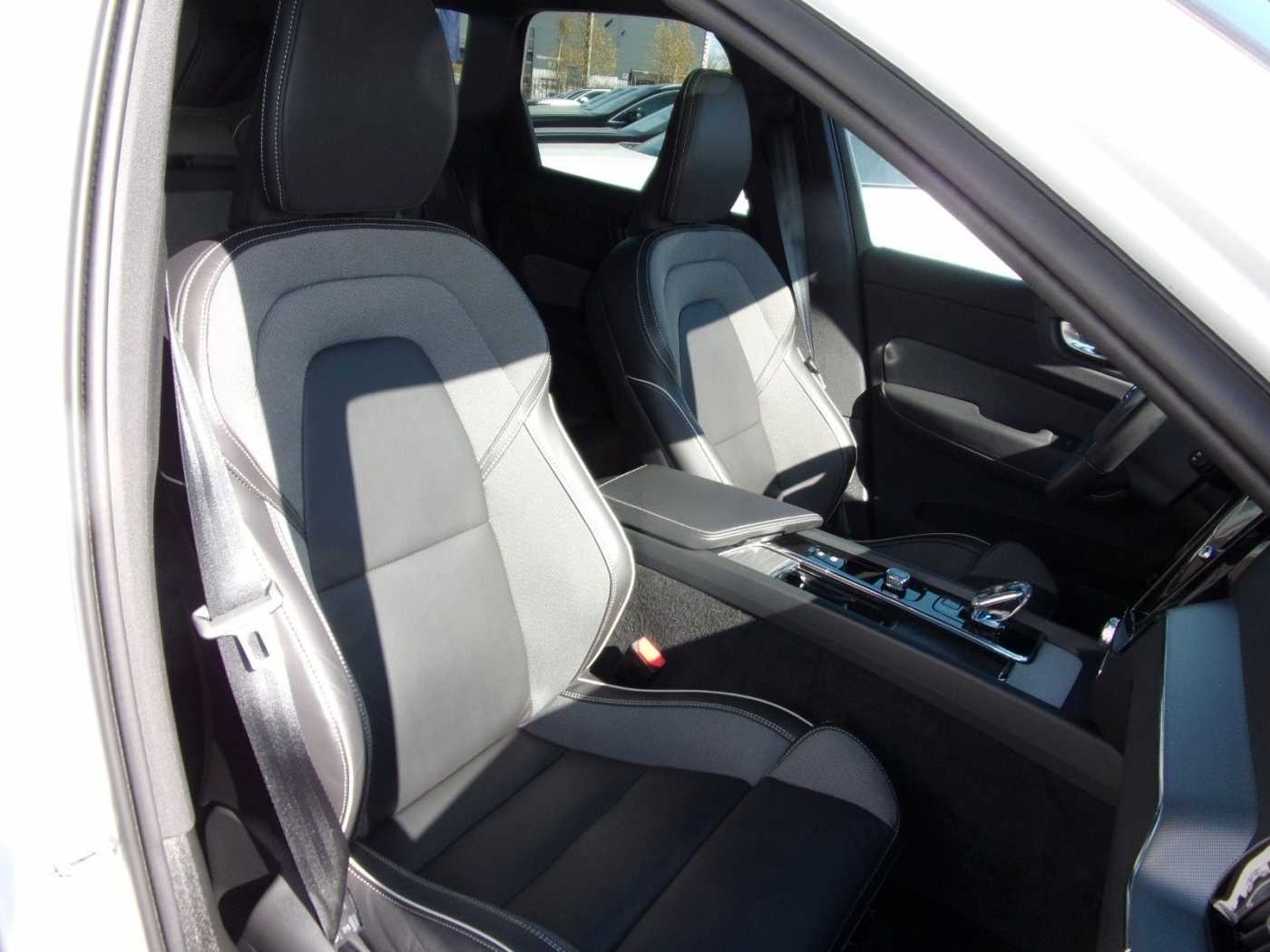 Volvo  B4 Plus Dark 2WD