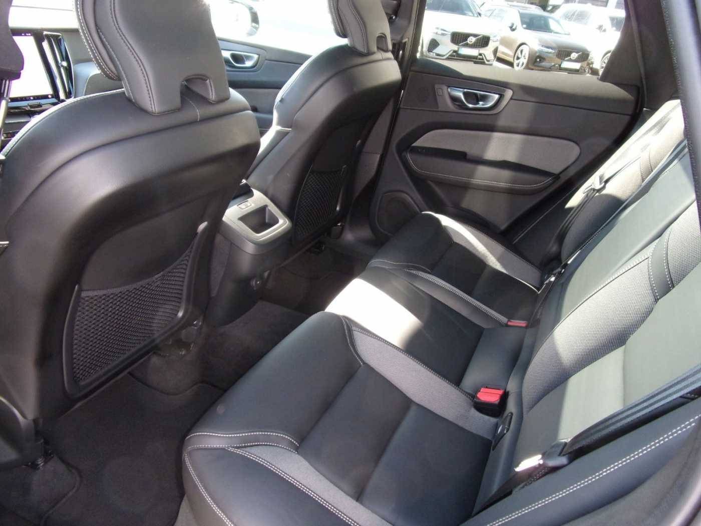 Volvo  B4 Plus Dark 2WD