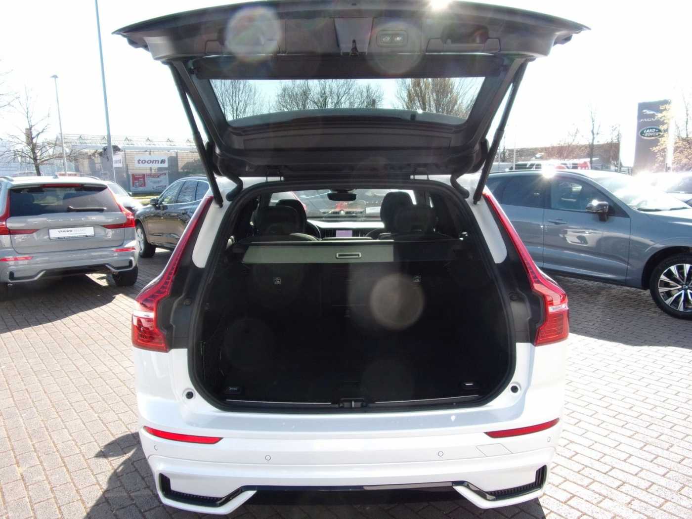 Volvo  B4 Plus Dark 2WD