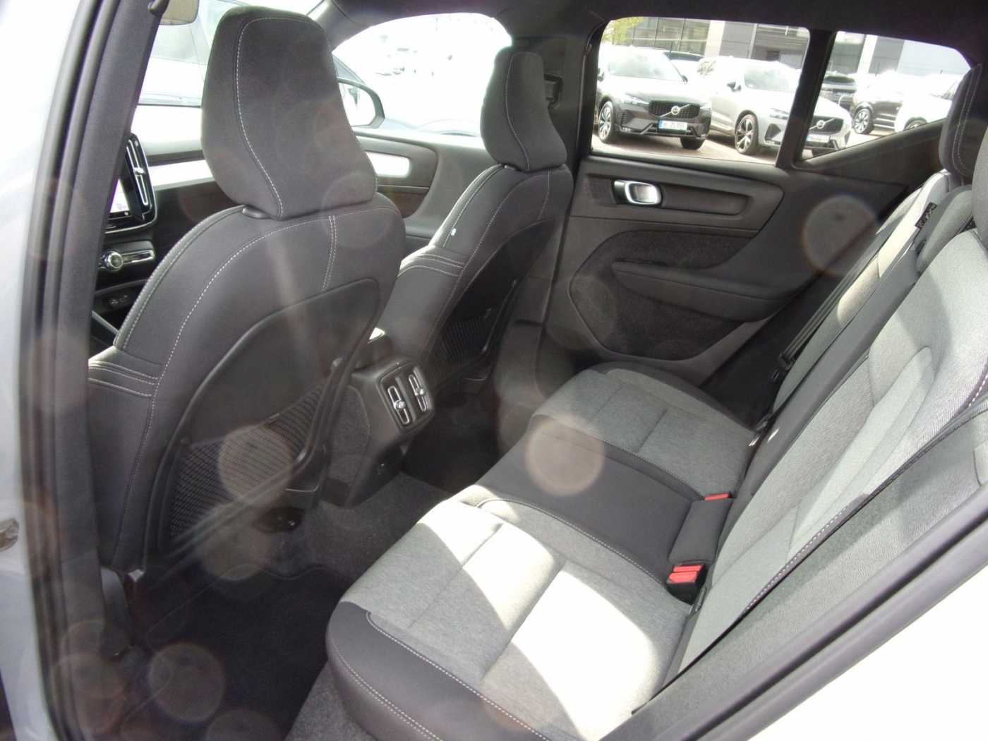 Volvo  B3 Plus Dark 2WD