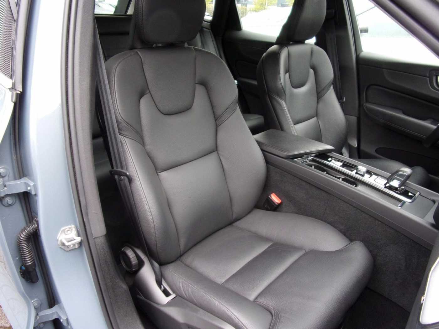 Volvo  B4  Momentum Pro AWD