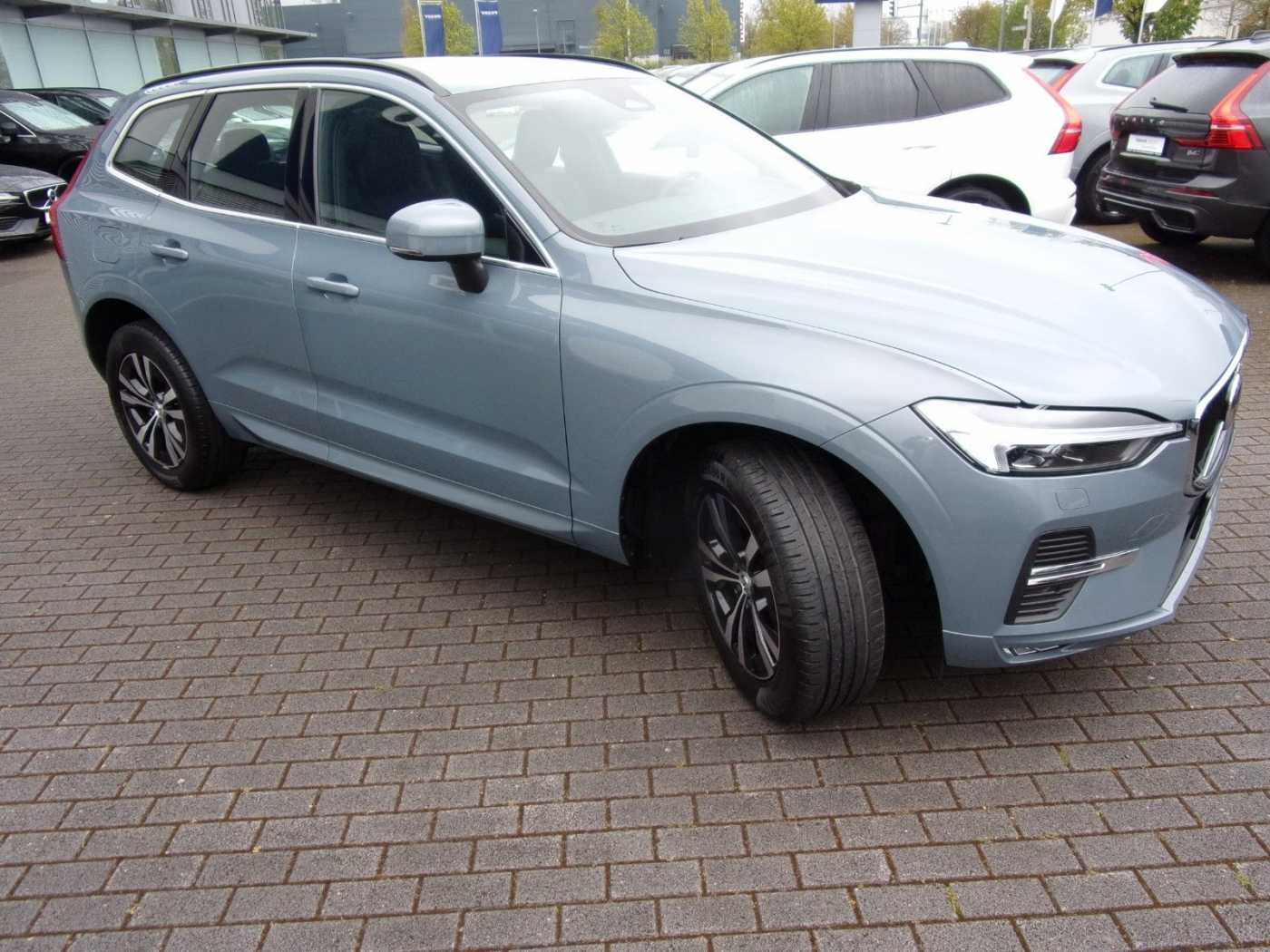 Volvo  B4  Momentum Pro AWD