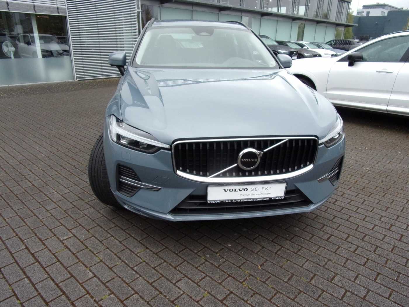 Volvo  B4  Momentum Pro AWD