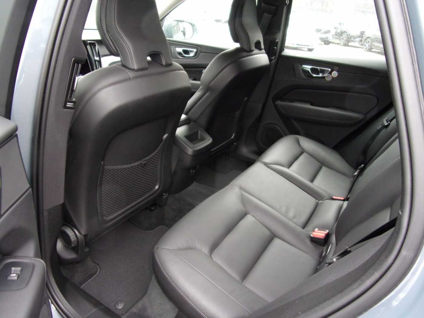 Volvo  B4  Momentum Pro AWD