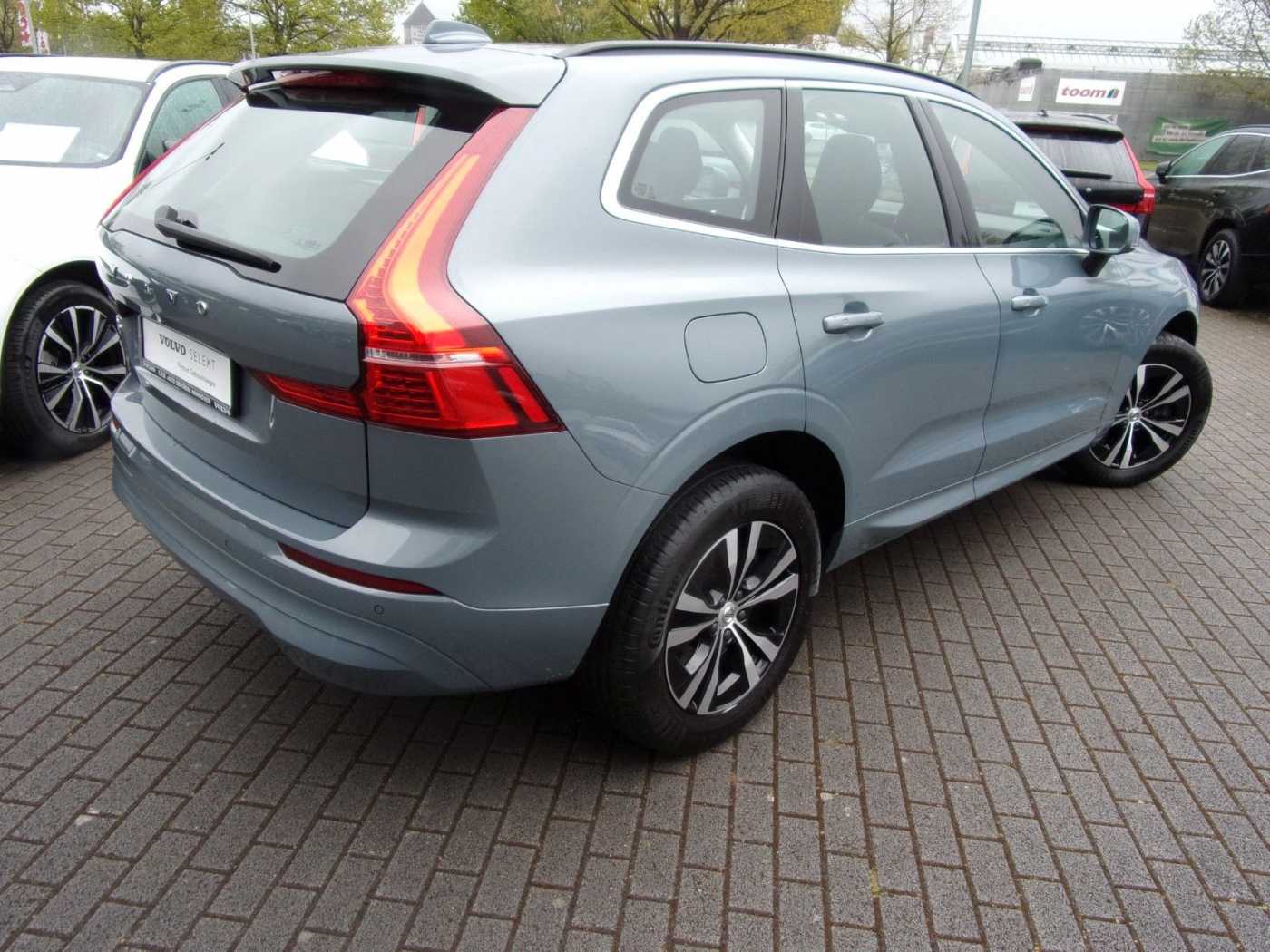 Volvo  B4  Momentum Pro AWD