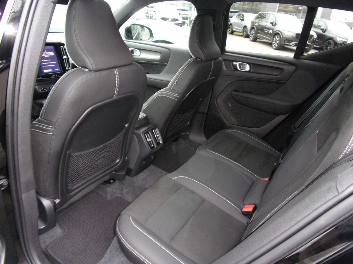 Volvo  B3 Plus Dark 2WD