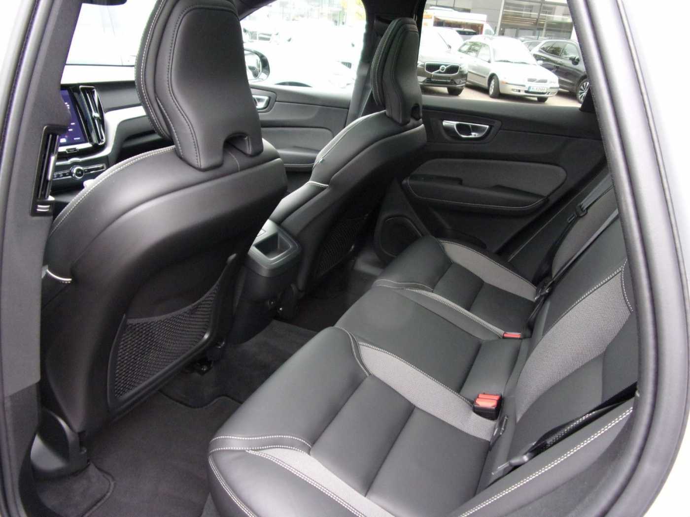 Volvo  B4 Plus Dark 2WD