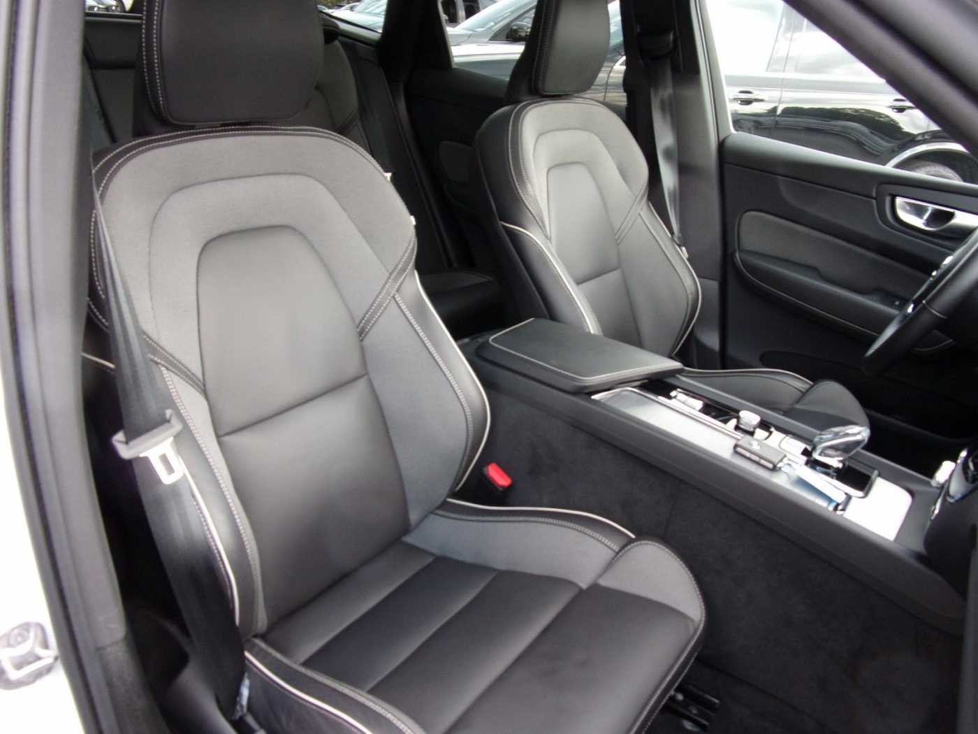 Volvo  B4 Plus Dark AWD