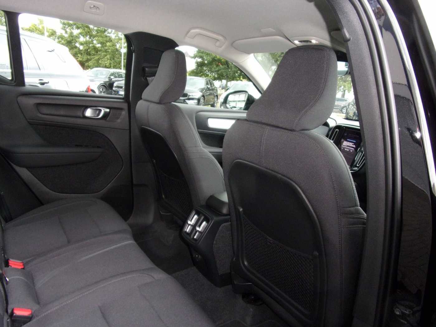 Volvo  B4 Momentum Pro AWD