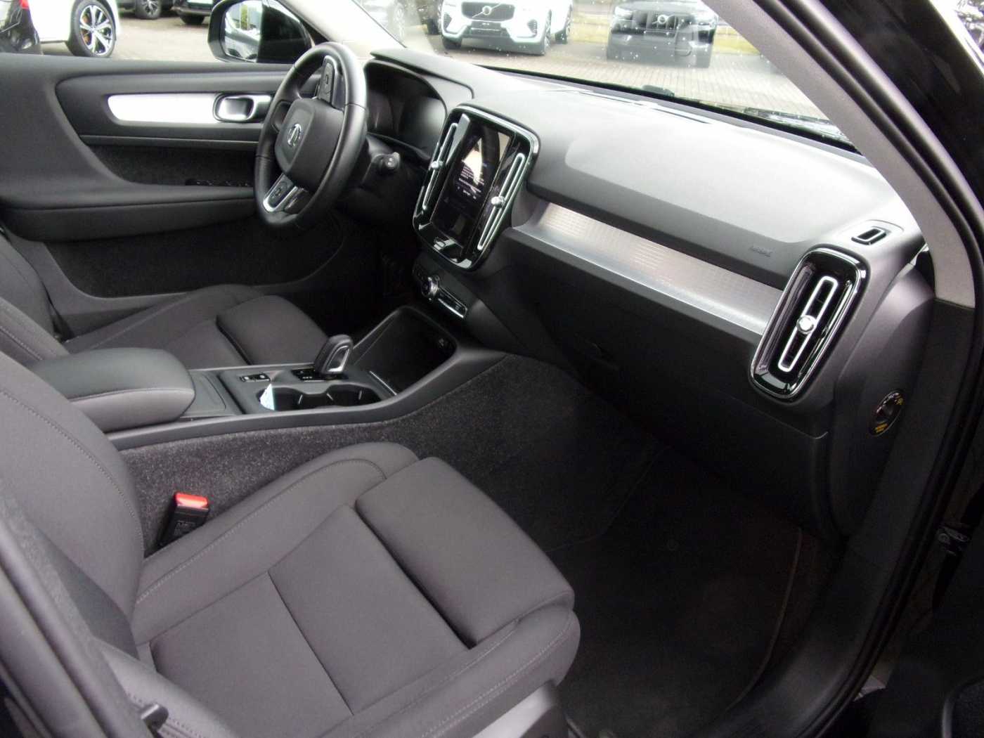 Volvo  B4 Momentum Pro AWD