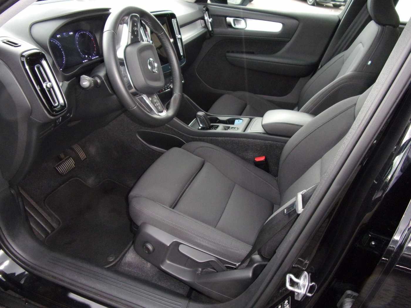 Volvo  B4 Momentum Pro AWD