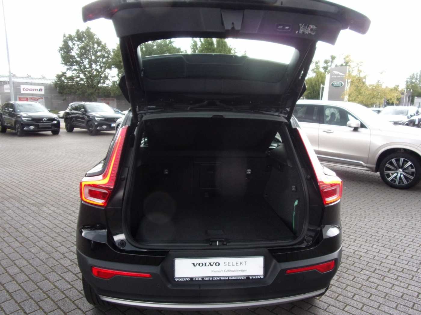 Volvo  B4 Momentum Pro AWD