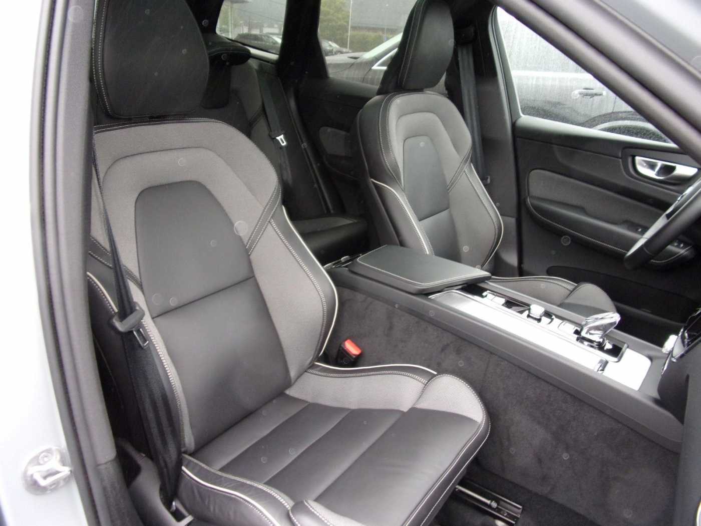 Volvo  B4 Ultimate Dark 2WD