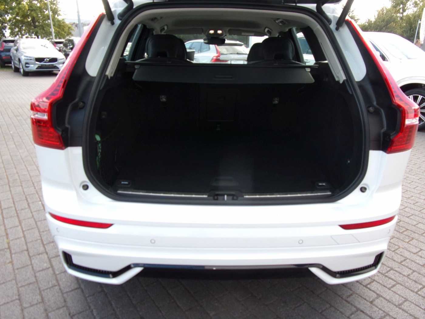 Volvo  Plus Dark 2WD