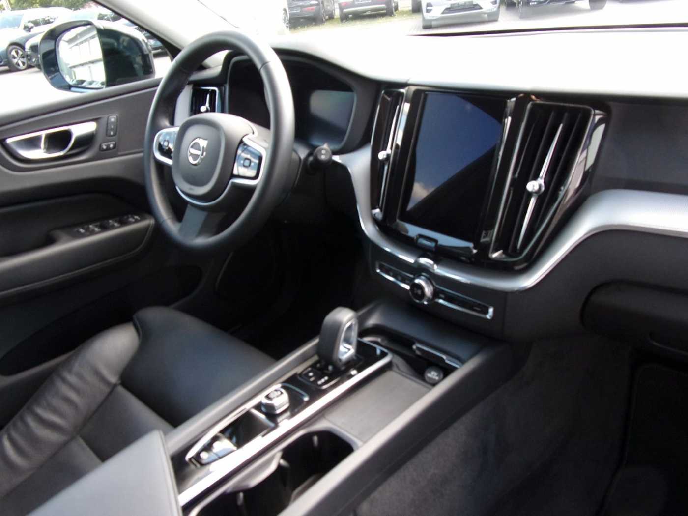 Volvo  Plus Dark 2WD