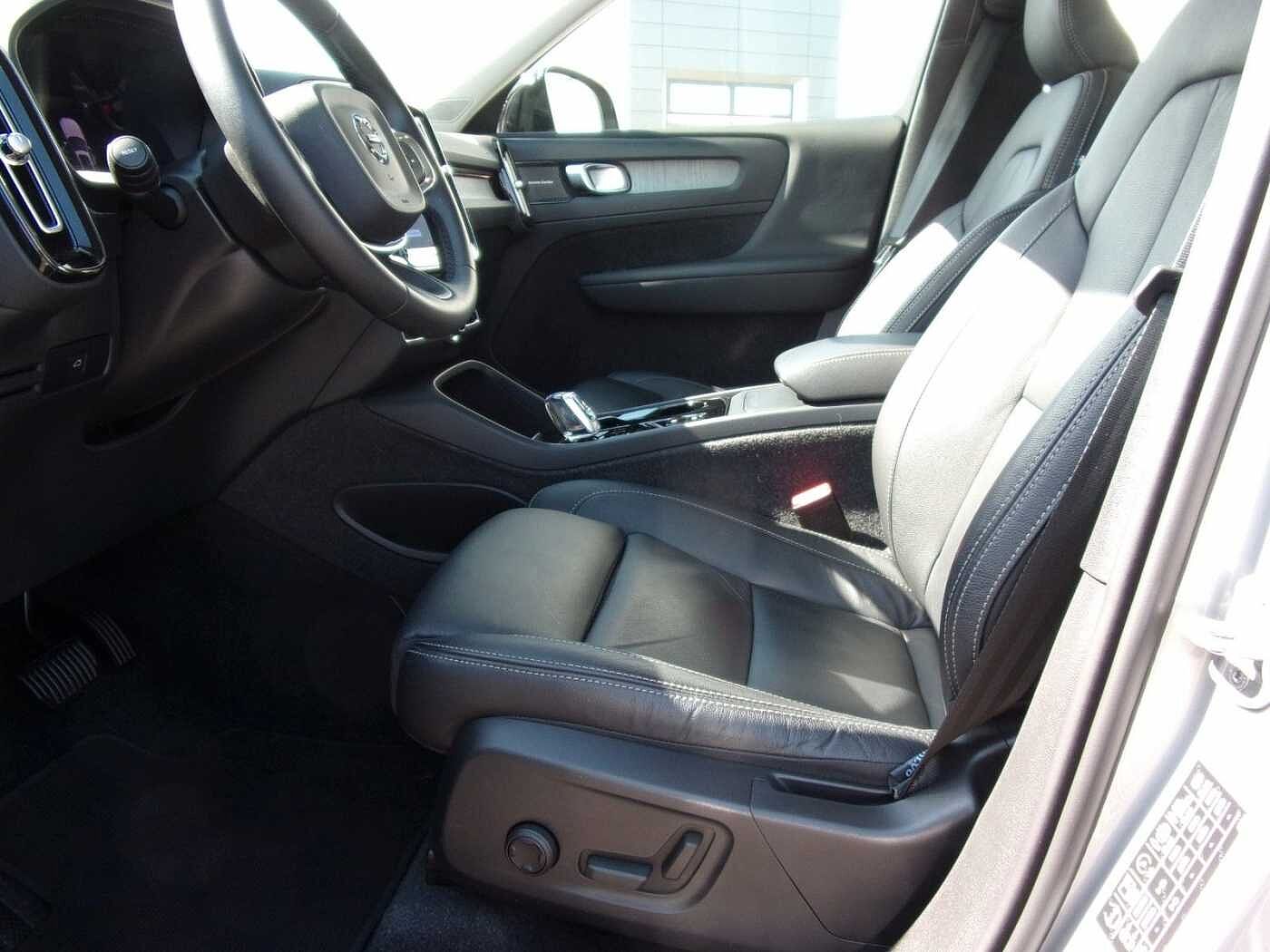 Volvo  Plus Dark 2WD