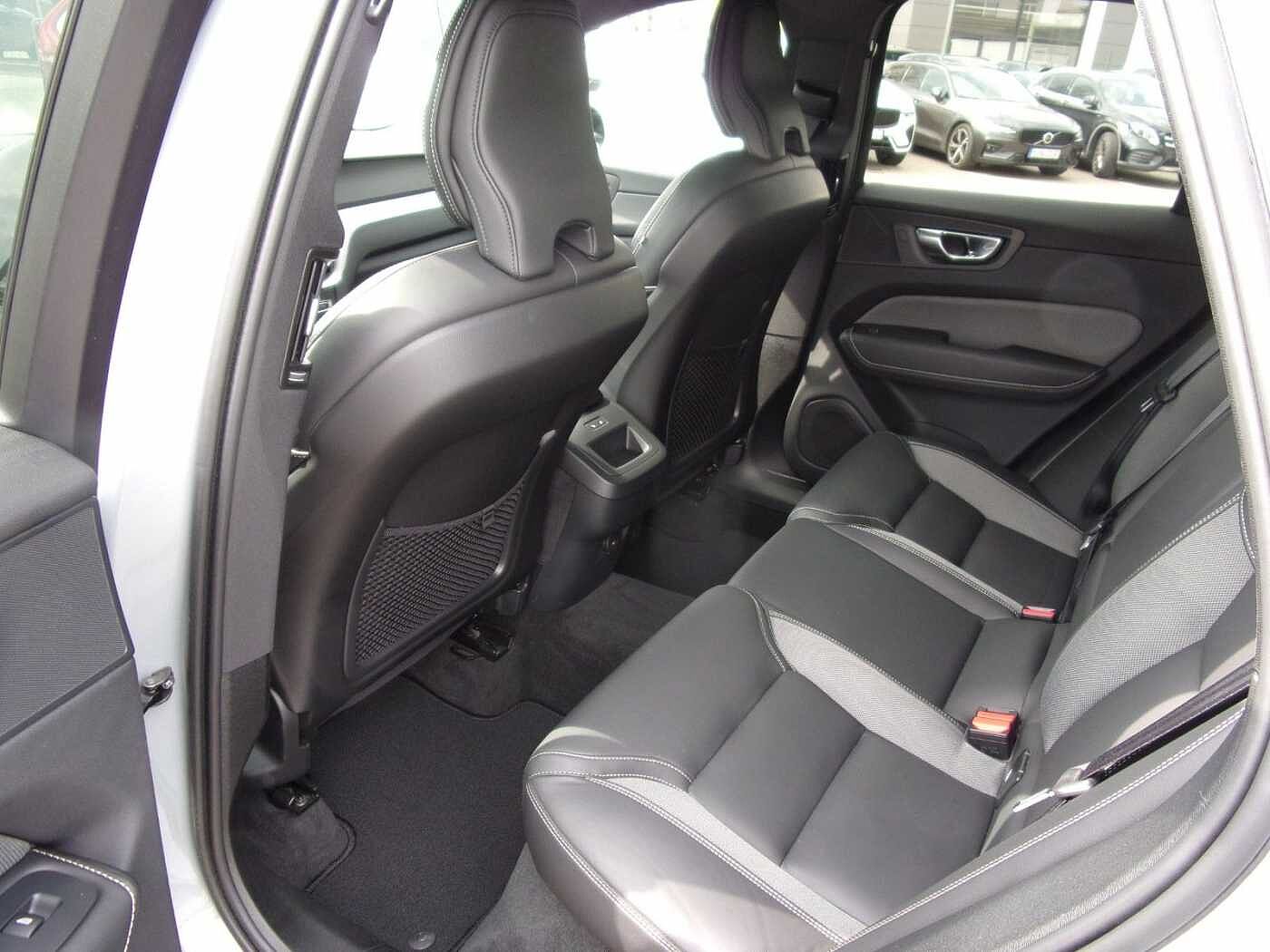 Volvo  B4 Plus Dark 2WD