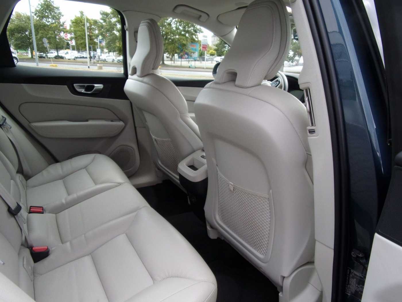 Volvo  B4 Plus Dark AWD