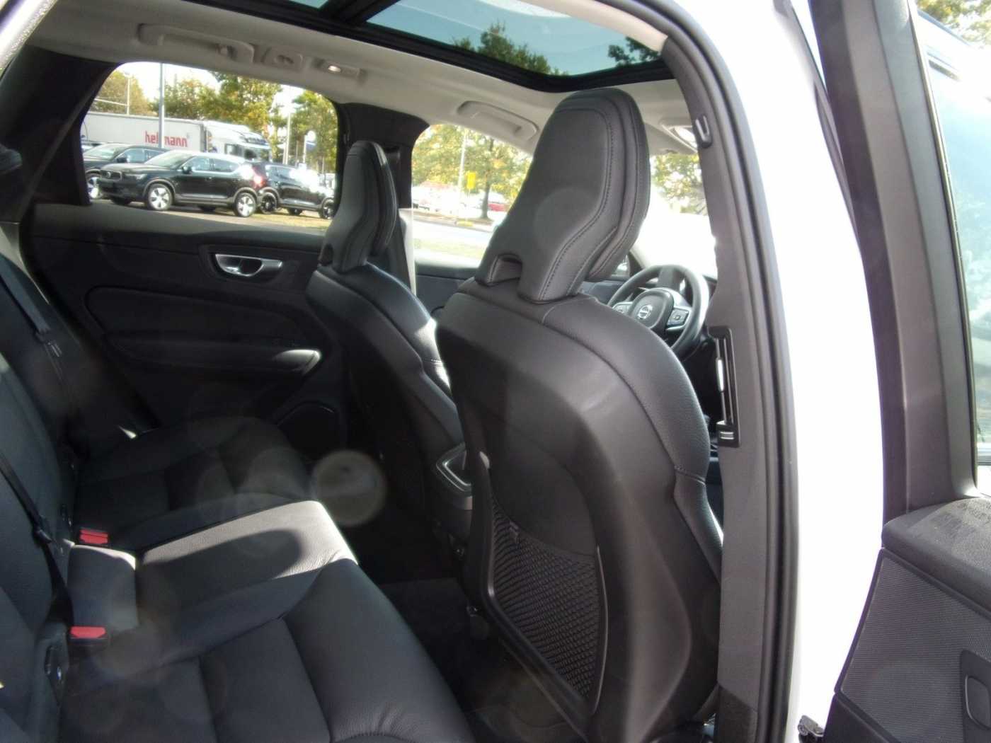 Volvo  B4  Plus Dark AWD