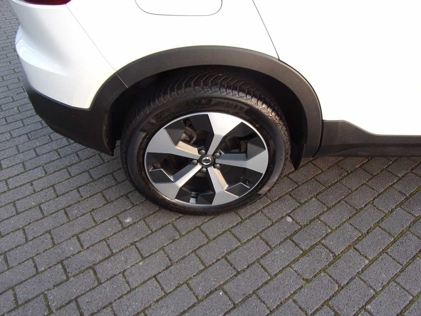 Volvo  B3 Plus Dark 2WD