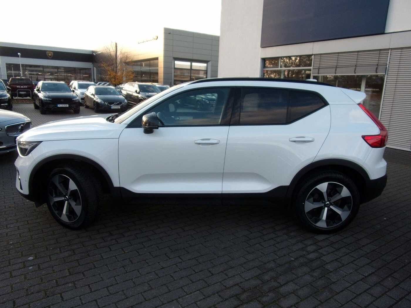 Volvo  B3 Plus Dark 2WD