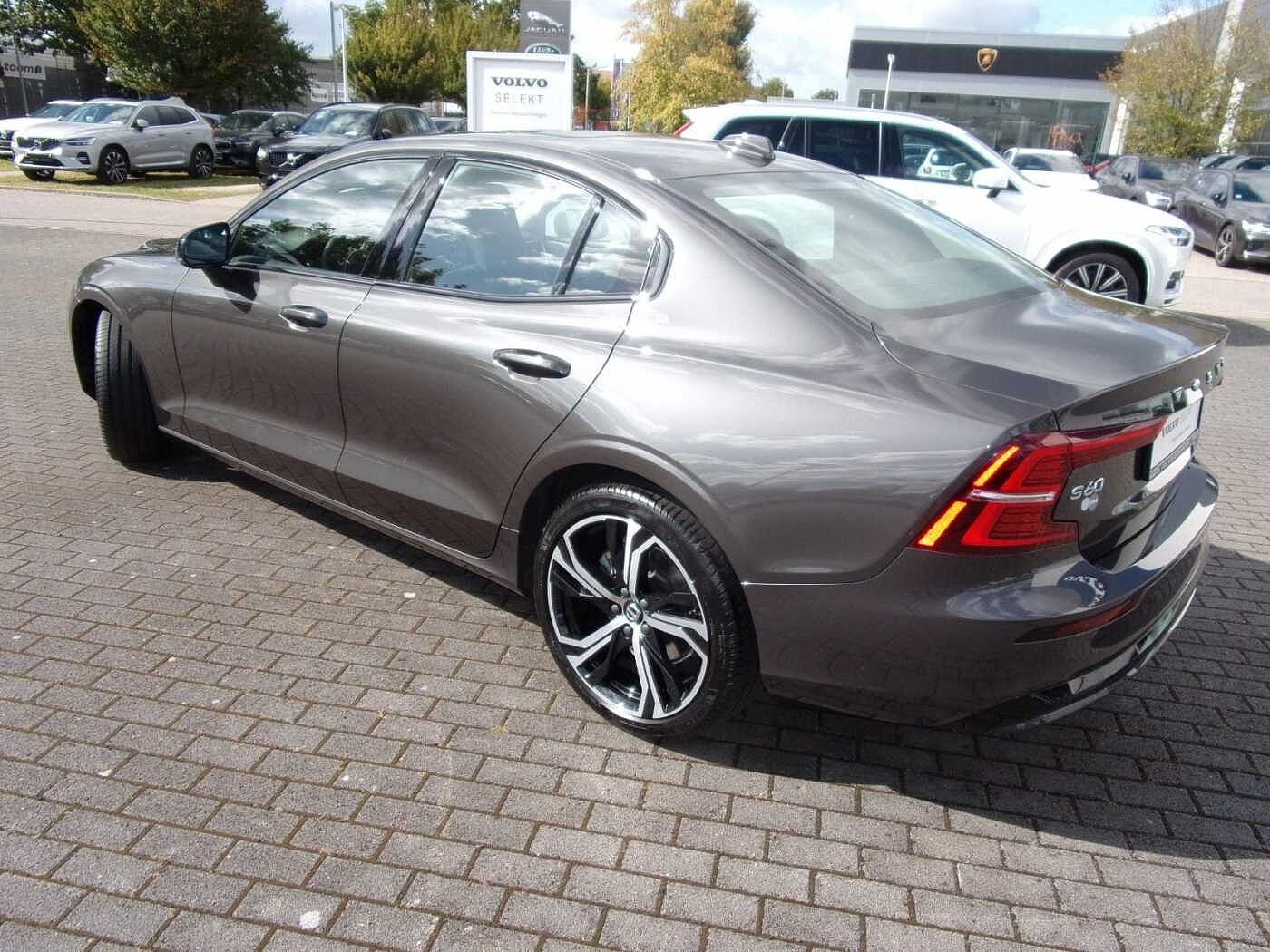 Volvo  B4 Lim. Plus Dark