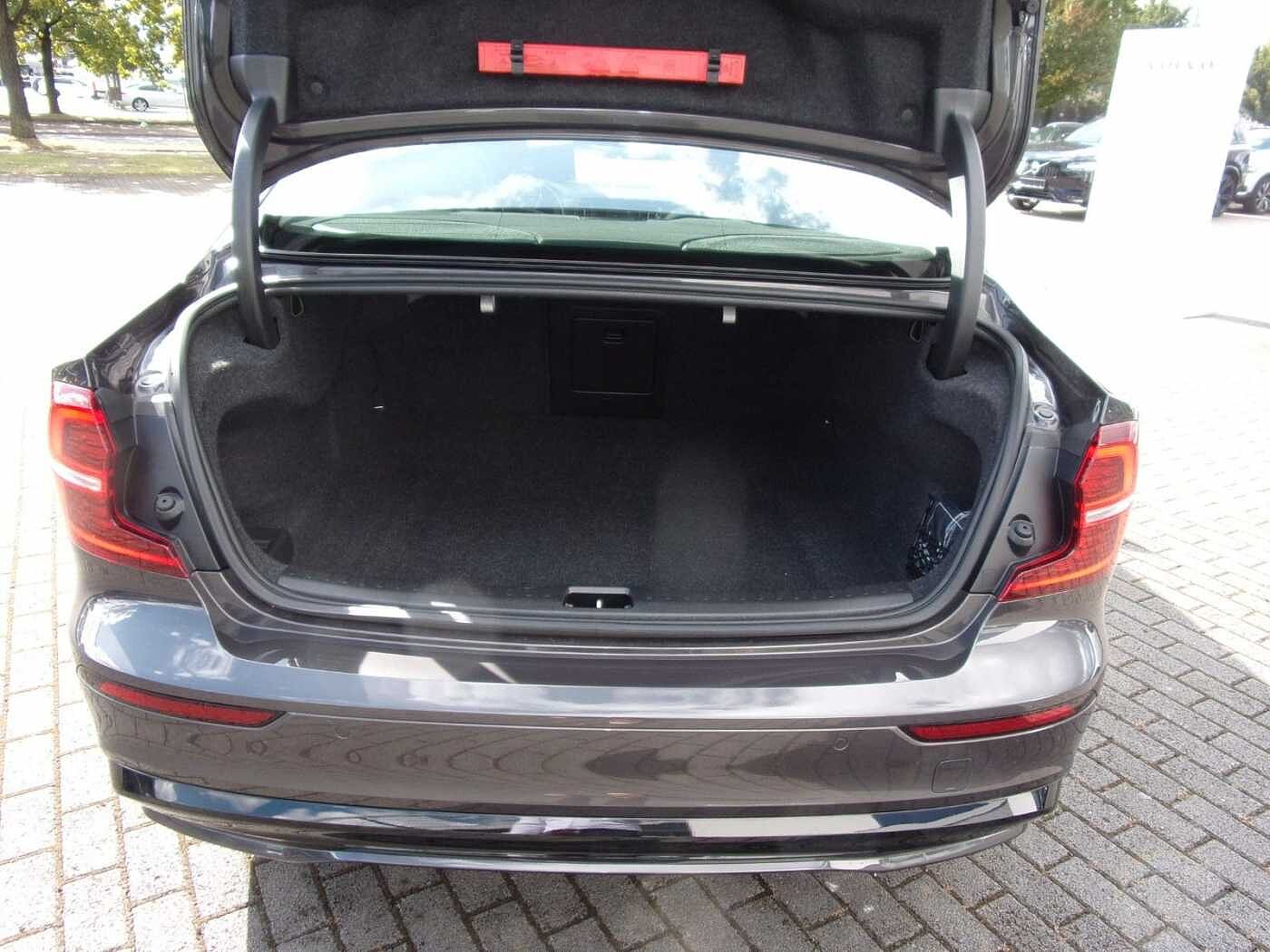 Volvo  B4 Lim. Plus Dark