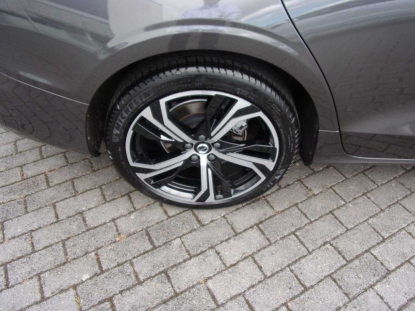 Volvo  B4 Lim. Plus Dark