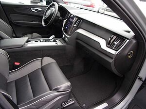 Volvo  B4 Plus Dark 2WD