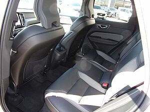 Volvo  B4 Plus Dark 2WD