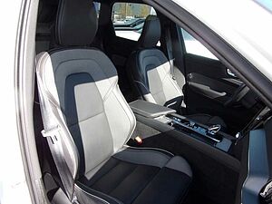 Volvo  B4 Plus Dark 2WD