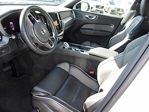 Volvo  B4 Plus Dark 2WD
