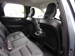 Volvo  B4  Momentum Pro AWD