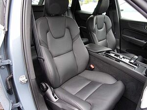 Volvo  B4  Momentum Pro AWD