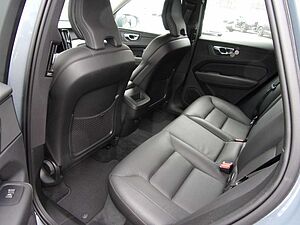 Volvo  B4  Momentum Pro AWD